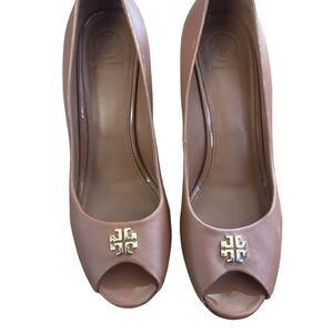 Tory Burch Jolie Tan Leather Peep-Toe Wedge Pumps | Size 9